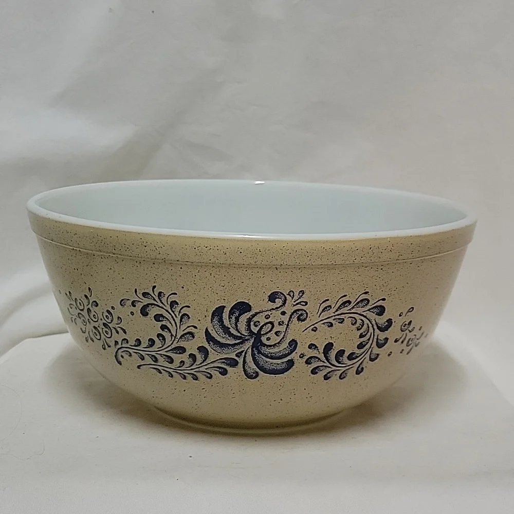 Pyrex 403 Homestead Mixing Bowl, 2 1/2 qt - Picture 1 of 6